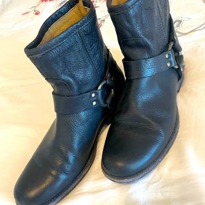 Frye Philip zipper back harness boots
